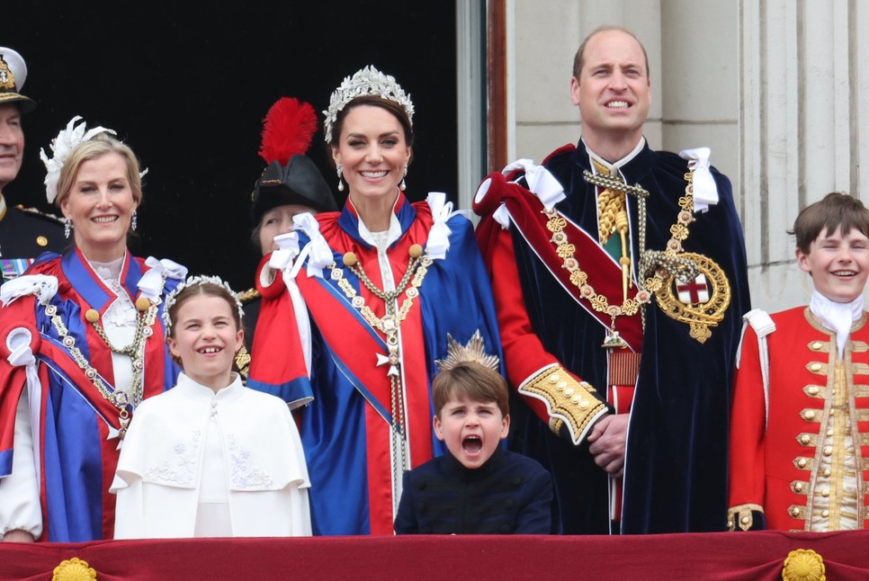 Lajos herceg akkor is a társaság - és a koronázás - középpontja, amikor nem is cél