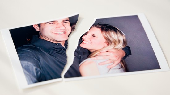 Gátlástalan iparág épül az elhagyott nők kétségbeesésére, ami közben a férfiakat is hülyének nézi