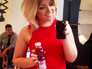 Tolvai Reni ma fotózáson volt