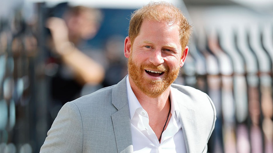 Harry herceg tiszta vizet öntött a pohárba