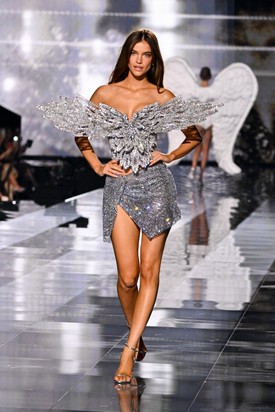 Palvin Barbara már rutinos angyalként vonult végig a kifutón 2025-ben a Victoria’s Secret Fashion Show-n.