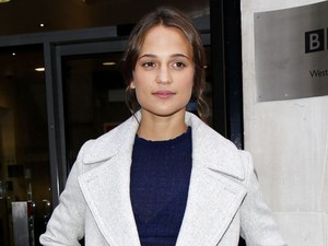 Alicia Vikander stylistnak öltözött, és jól néz ki