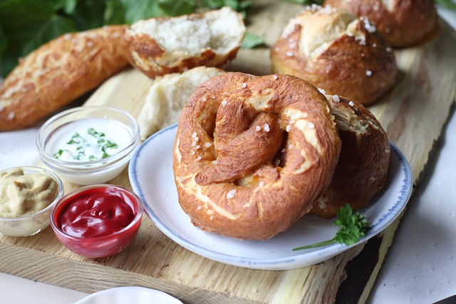 Süsd meg a szerelmednek a legfinomabb zsemlét és bajor perecet