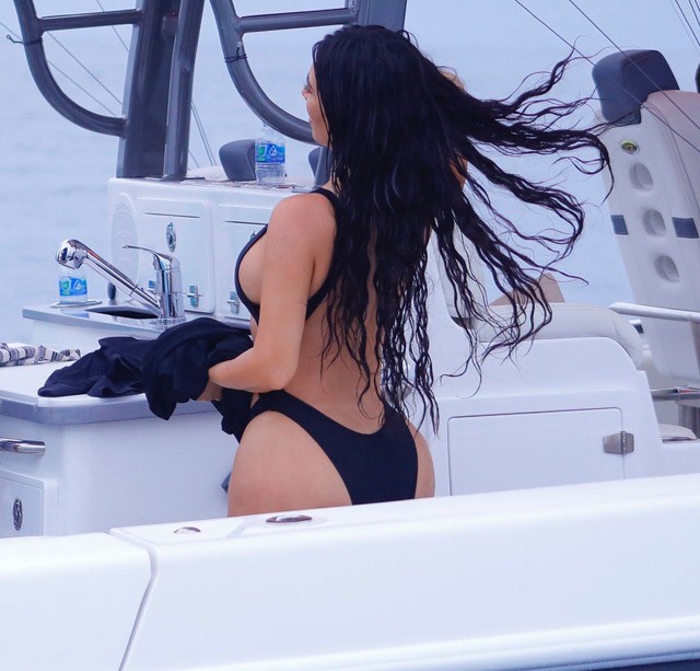 Kim Kardashian fürdőruhában