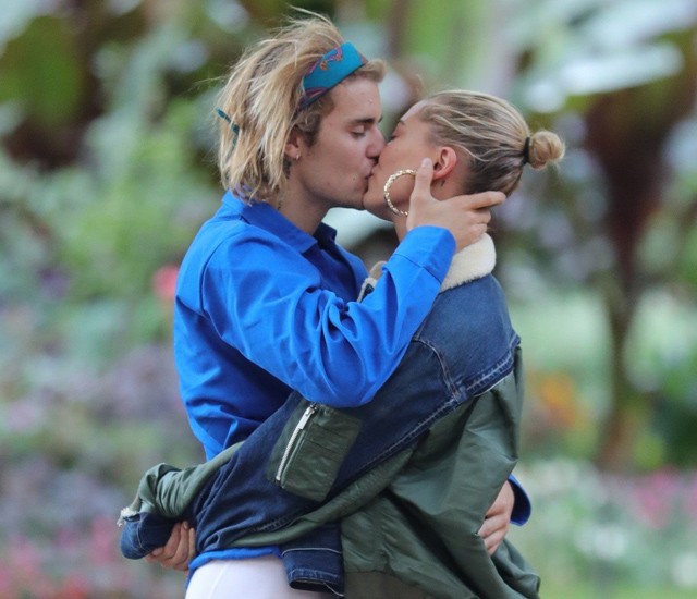 Justin Bieber és Hailey Baldwin csókja az utcán