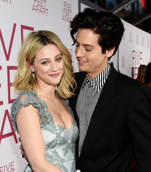 A Riverdale szerelmespárja, Lili Reinhart és Cole Sprouse végtelenül cukik a vörös szőnyegen