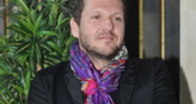 "Vedd le a ruhád, és ugorj a tóba!"