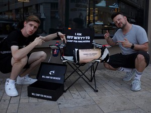 Külön campingfelszerelést gyártottak a drága cipőkért sorban álló tiniknek