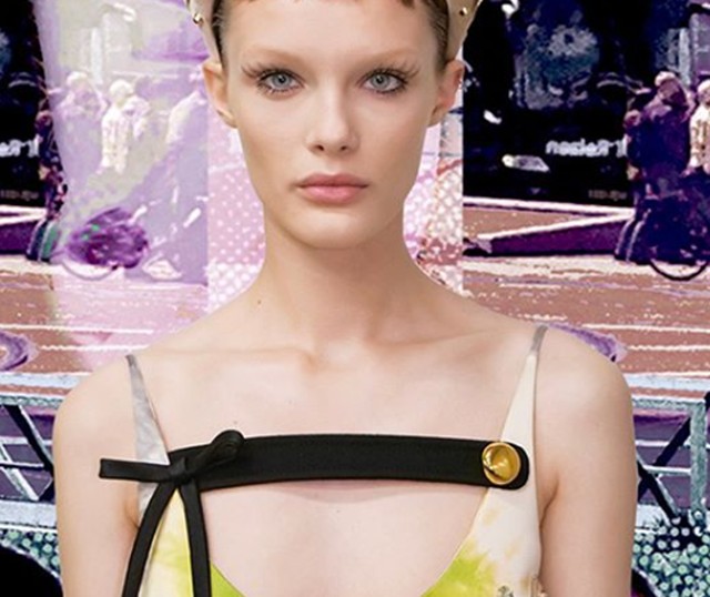 A mini frufru és nagy hajpánt lesz a divat? A Prada szerint igen!