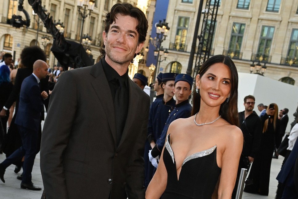 Olivia Munn és John Mulaney 2021 óta alkotnak egy párt