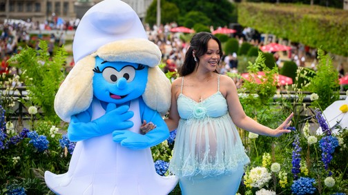 Rihanna Chanel meztelenruhában villantotta meg gömbölyödő pocakját: ő a legstílusosabb kismama, akit valaha láttunk