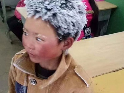 Szívszaggató életkörülmények: 5 kilométert gyalogol a fagyban ez a kisfiú, hogy beérjen az iskolába! 