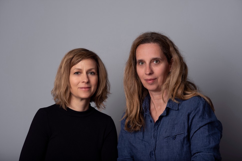 Czira Sára és Nagy Eszter rendezők hosszú időn át követték Heni és Andrej életét, akik rendhagyó módon alapítottak családot