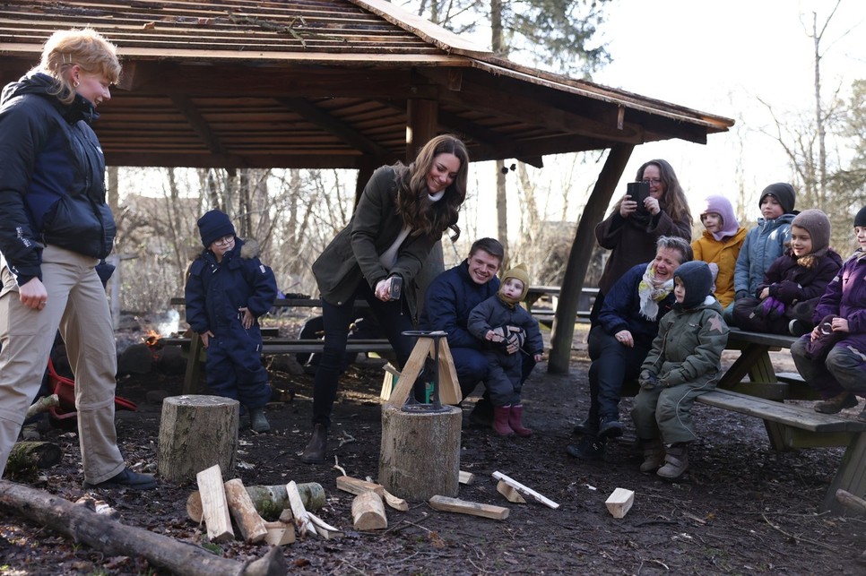 Katalin hercegné olyan tempóban járja Dániát, mintha nem lenne holnap: most éppen fát vág az erdőben