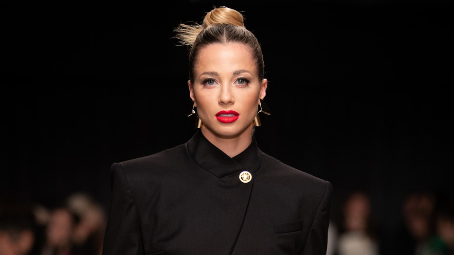 Gulyás Michelle olipikon a RICHARD DEMETER 2025-26 őszi-téli bemutatóján