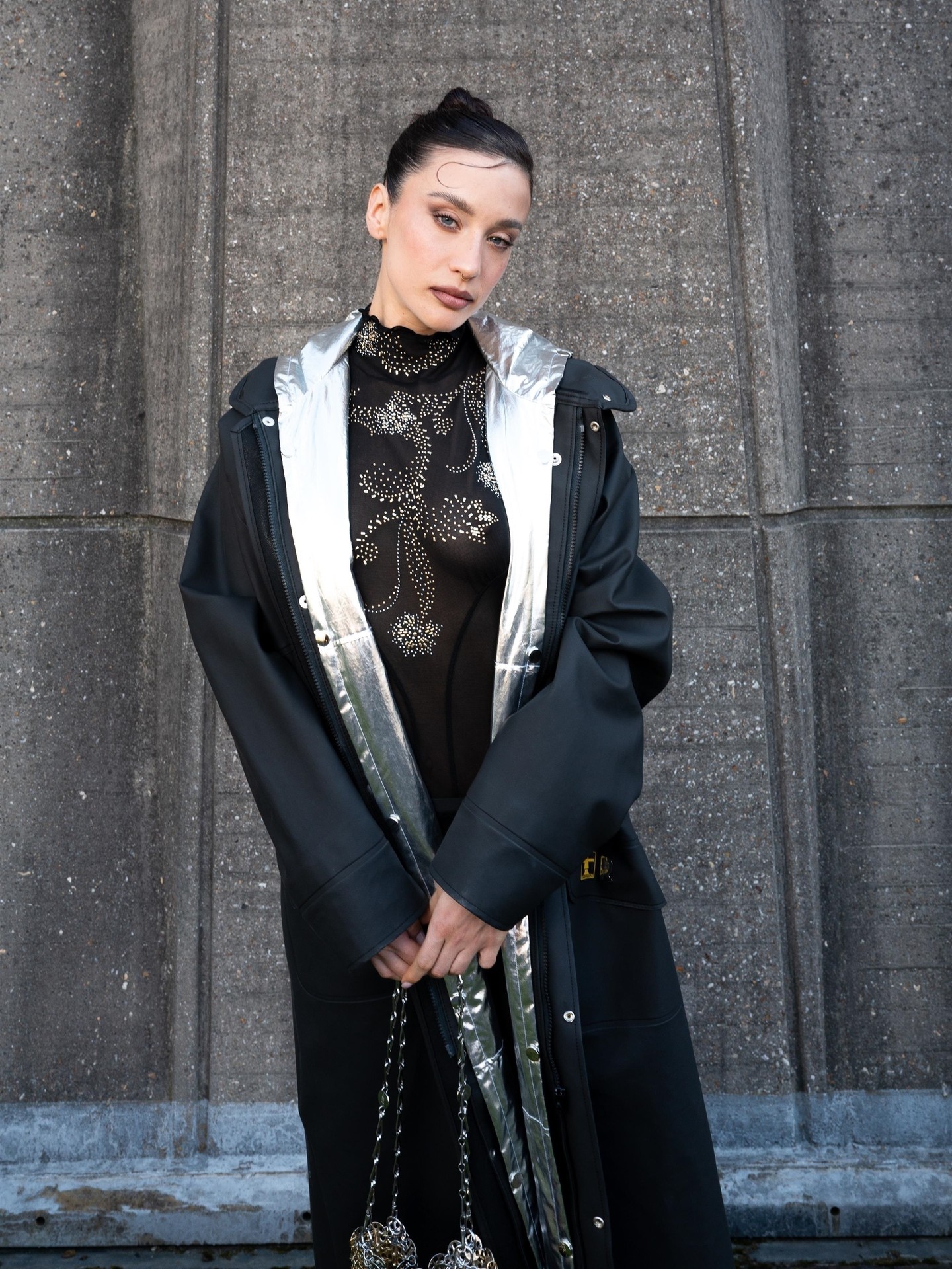 Az áttetsző fekete anyaghoz tökéletesen passzol a hideg, fémes csillogás