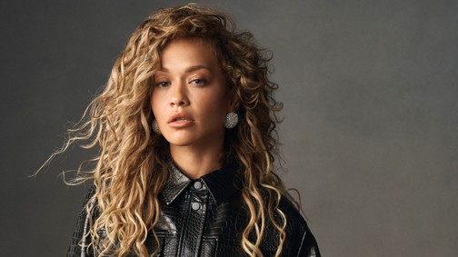 Rita Ora ritkán látott édesanyja is szerepel a karácsonyi ruhakollekció kampányában