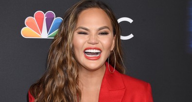 De mi a bánatért botoxoltatta Chrissy Teigen a hónalját?
