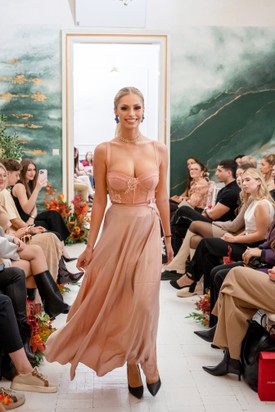 A halvány rózsaszín azt az érzést fejezi ki, hogy „ott lehettem volna”