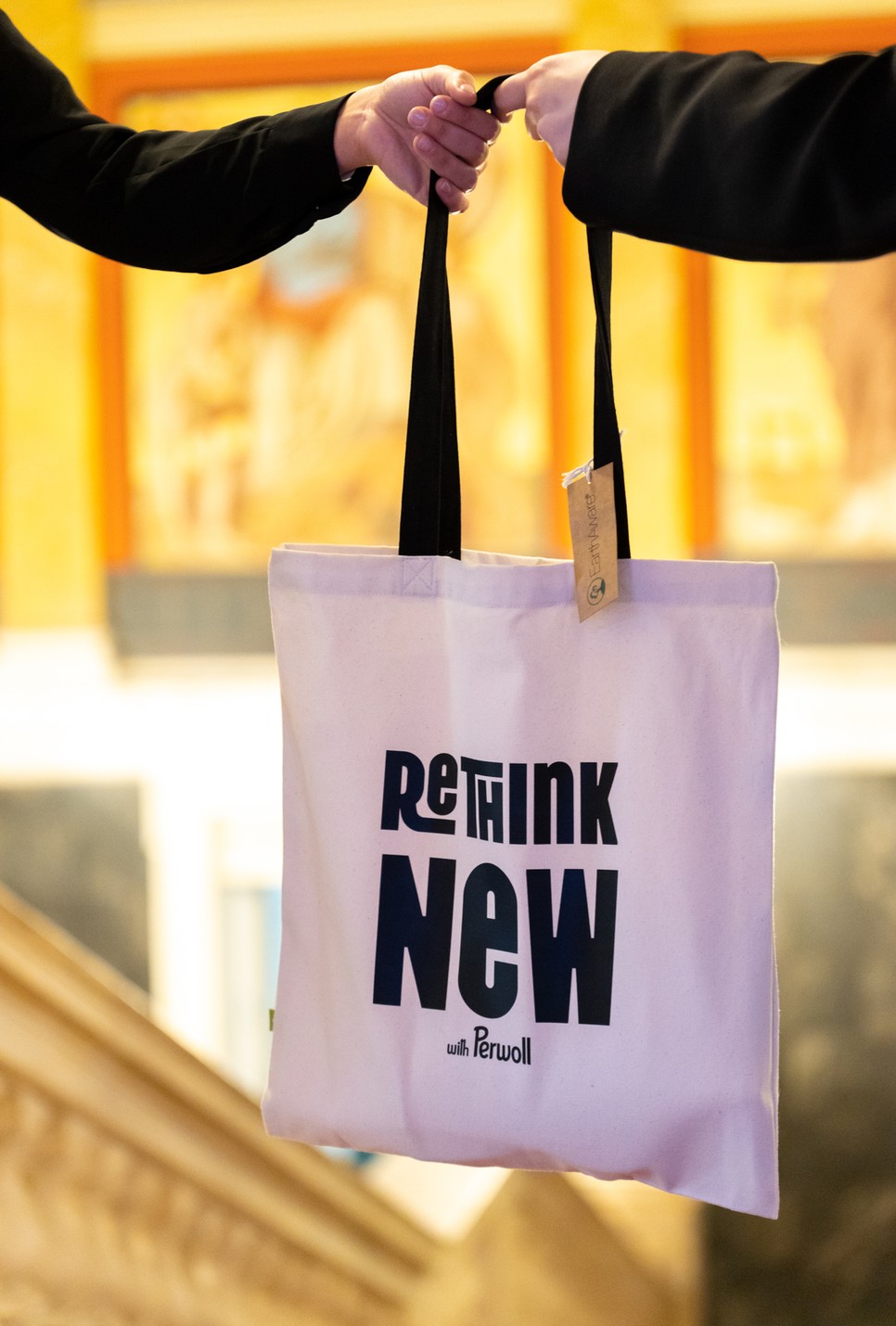 A Perwoll küldetése, hogy ne csupán divatos, hanem hosszú távon is fenntartható életmódra inspiráljon A márka egyedi technológiája segít abban, hogy ruháink tovább megőrizzék minőségüket.