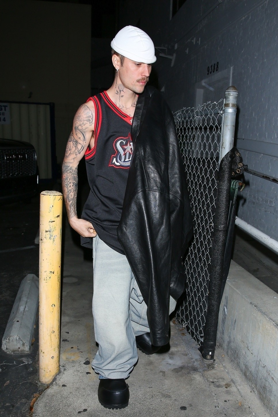 Justin Bieber ebben a szettben jelent meg felesége üzletmegnyitóján