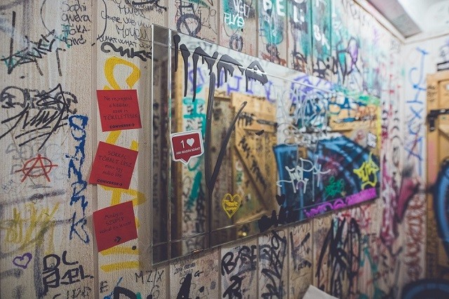 A Converse üzenetei egy szórakozóhely mosdójában