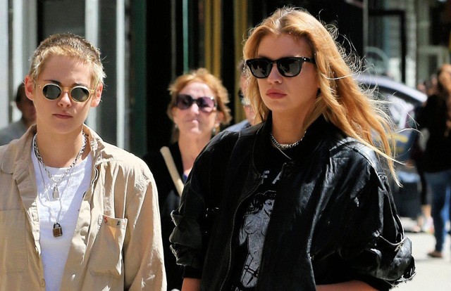 Kristen Stewart és Stella Maxwell kéz a kézben andalogtak New York utcáin!