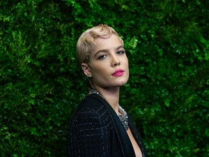 Halsey: Szókimondó, gyönyörű és még Justin Bieber is rajong érte