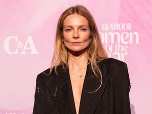 Bárki zavarba jönne Mihalik Enikő új fotójától, a modell mellbimbóvillantó ruhában pózolt