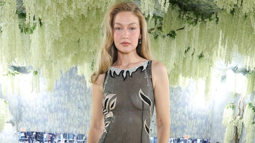 Gigi Hadid gyakorlatilag egy szál bugyiban tündökölt a Met-gálán, teljesen átlátszó ruhájában óriási feltűnést keltett