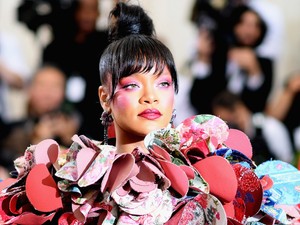 Félmeztelen képek készültek a Vogue magazinba a várandós Rihannáról