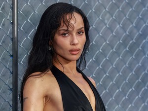 Zoë Kravitz egy szál kombinéban lépett a vörös szőnyegre: leheletkönnyű darabban pózolt a kameráknak