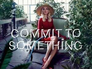 Sokkoló reklám: félmeztelenül pózol a masztektómián átesett modell