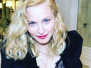 Madonna fehér lovon vonult be saját szülinapi bulijára!