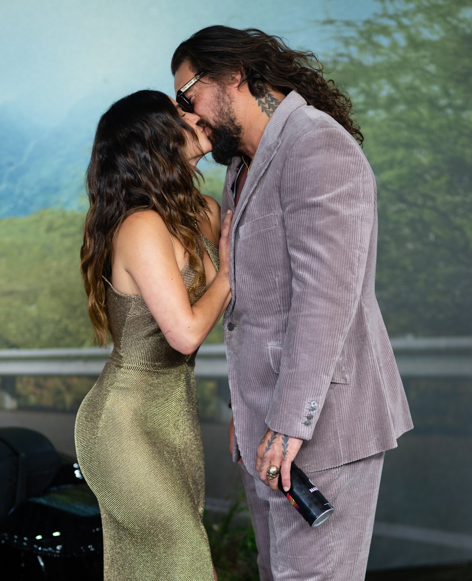 Jason Momoa és kedvese, Adria Arjona a vörös szőnyegen csókolóztak