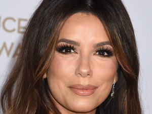 Eva Longoria álomszép ruhája még őrületes dekoltázsáról is eltereli a figyelmet