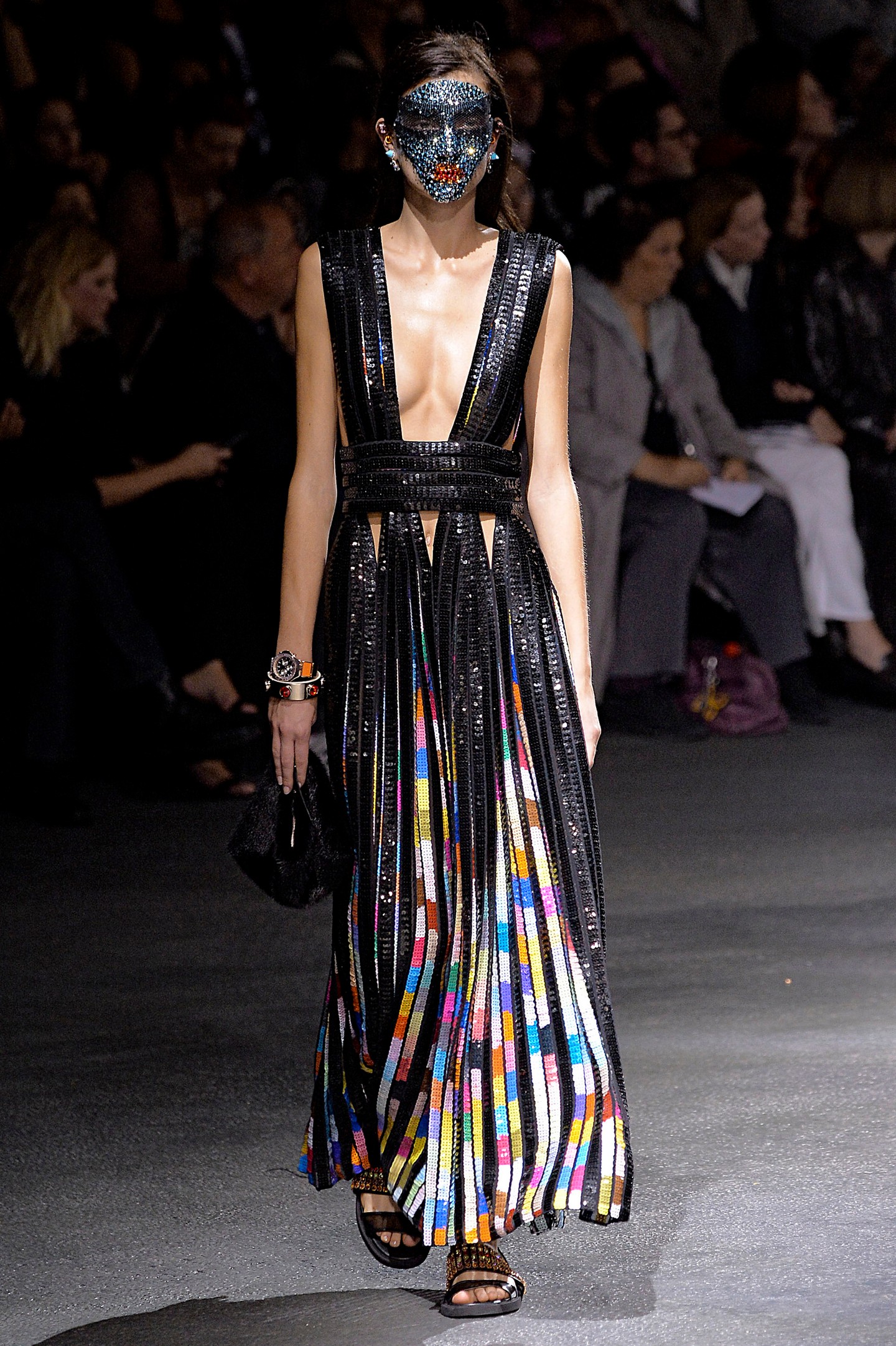 A Givenchy modellje Swarowskival borítva a 2014-es tavaszi divathéten Párizsban