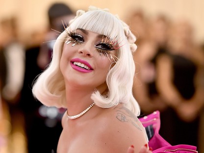 Lady Gaga egy komplett műsort adott elő a Met gála vörös szőnyegén, 4-szer öltözött át