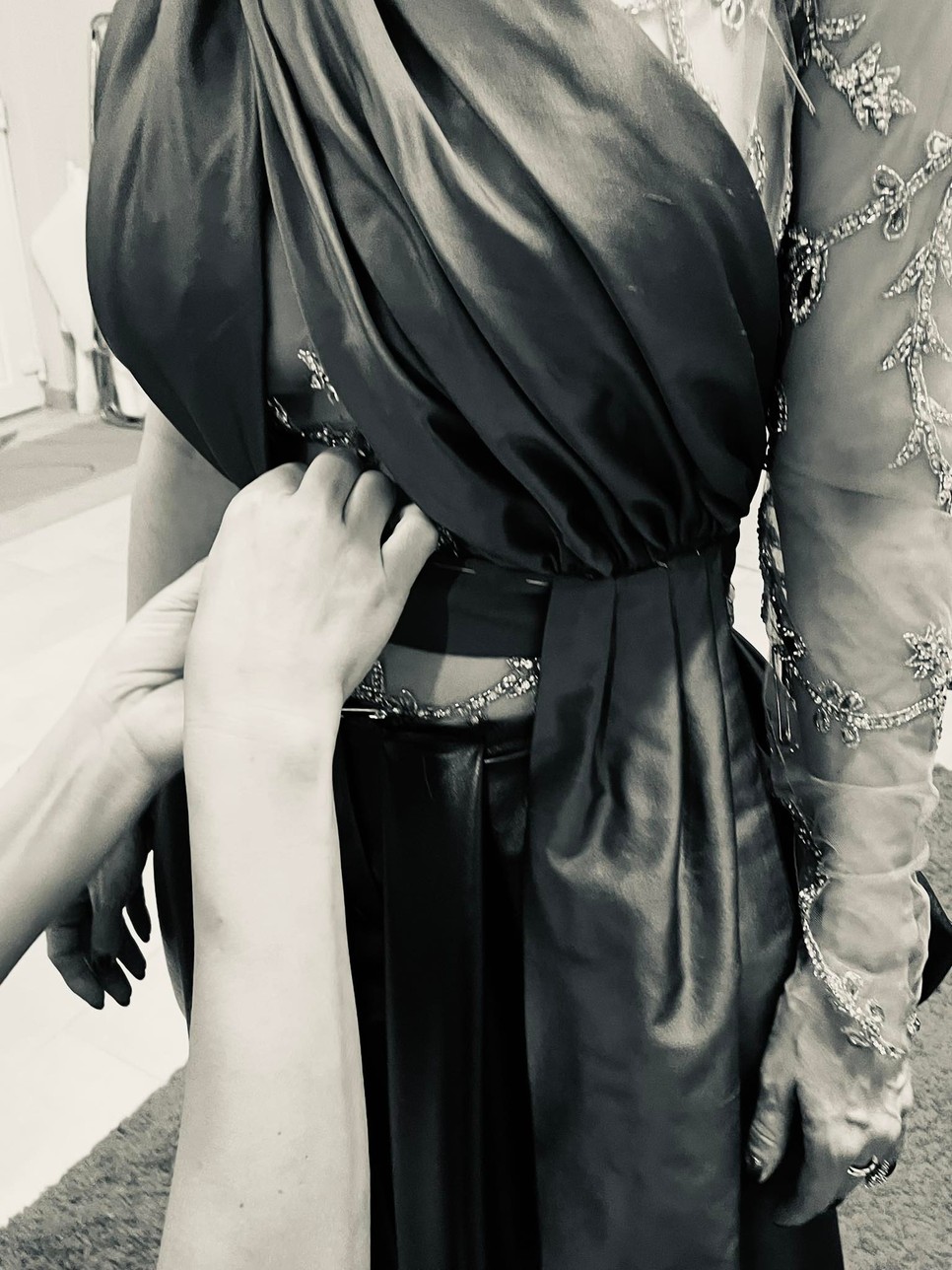 Sok apró kézimunkával járó folyamat egy ilyen ruha elkészítése