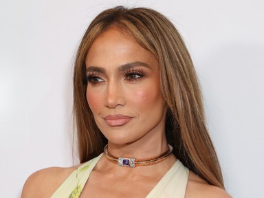 Jennifer Lopez extra mélyen kivágott ruhája a legmerészebb utcai viselet, amit valaha is láttunk rajta
