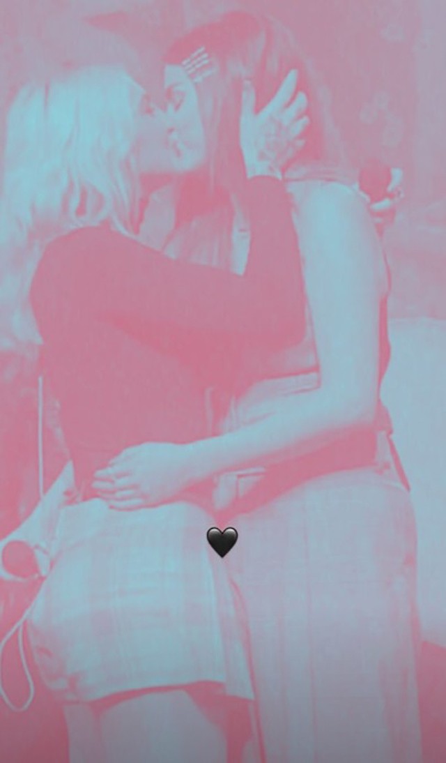 Micsoda? Selena Gomez egy nővel vált forró csókot új fotóján