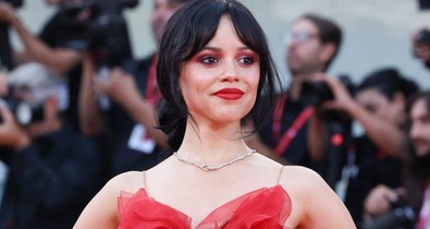 Ilyet még nem láttunk tőle: Jenna Ortega piros meztelenruhájában hercegnőként ragyogta be a vörös szőnyeget