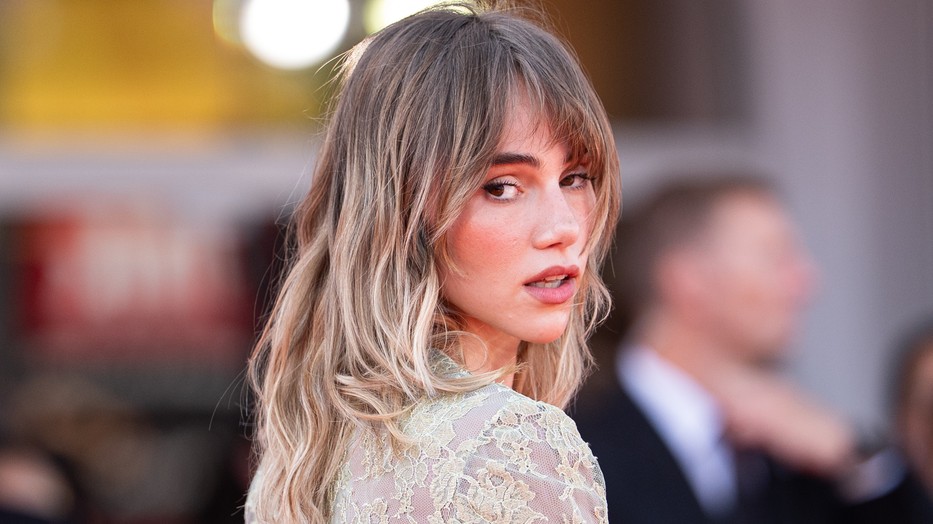 Suki Waterhouse csipkeruhája egyszerre volt trendi, mégis nagyon kifinomult