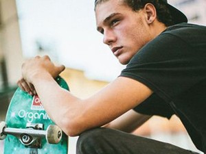 Hajléktalan srácnak szerzett modellmunkát Kendall és Gigi