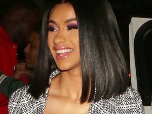 Nyugdíjasokkal táncolt, és összetörte James Corden kocsiját Cardi B a Carpool Karaoke-ban