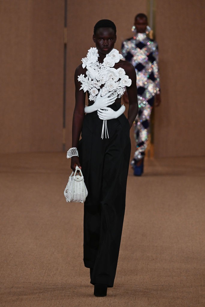 Íme a különleges Balmain darab a Párizsi divathét kifutóján