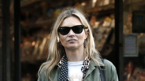 Kate Moss London utcáin bolyong, kicsit elveszve