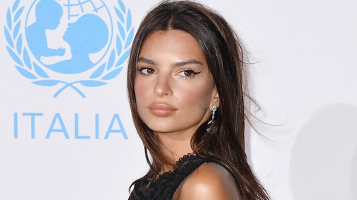Hú, Emily Ratajkowski meztelenruhája annyira szexi