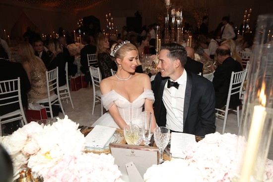 Édes babafotóval jelentette be Paris Hilton, hogy megszületett első gyermeke