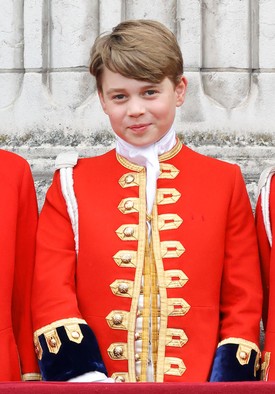 György herceg piros apródegyenruhában állt ki a Buckingham-palota erkélyére III. Károly király 2023. május 6-i történelmi koronázási ünnepségén. Szelíd, kedves tekintetéből csak úgy árad a jóság.